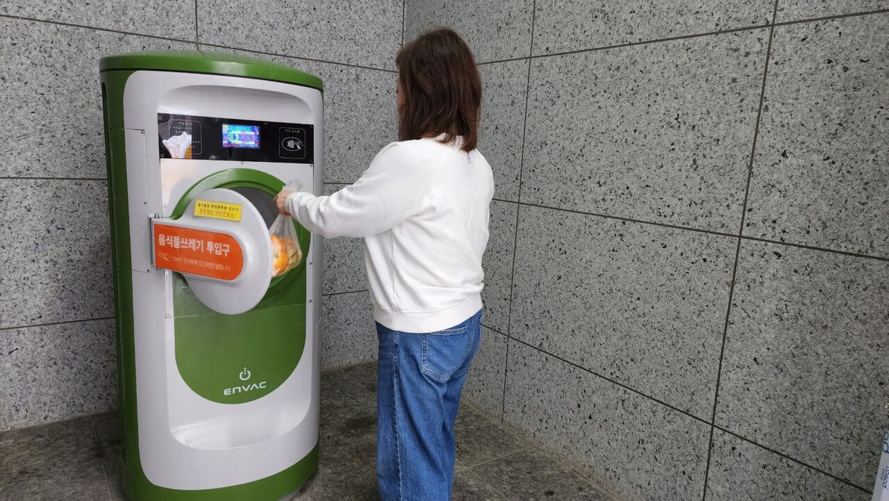 Person throwing waste into a pneumatic waste inlet